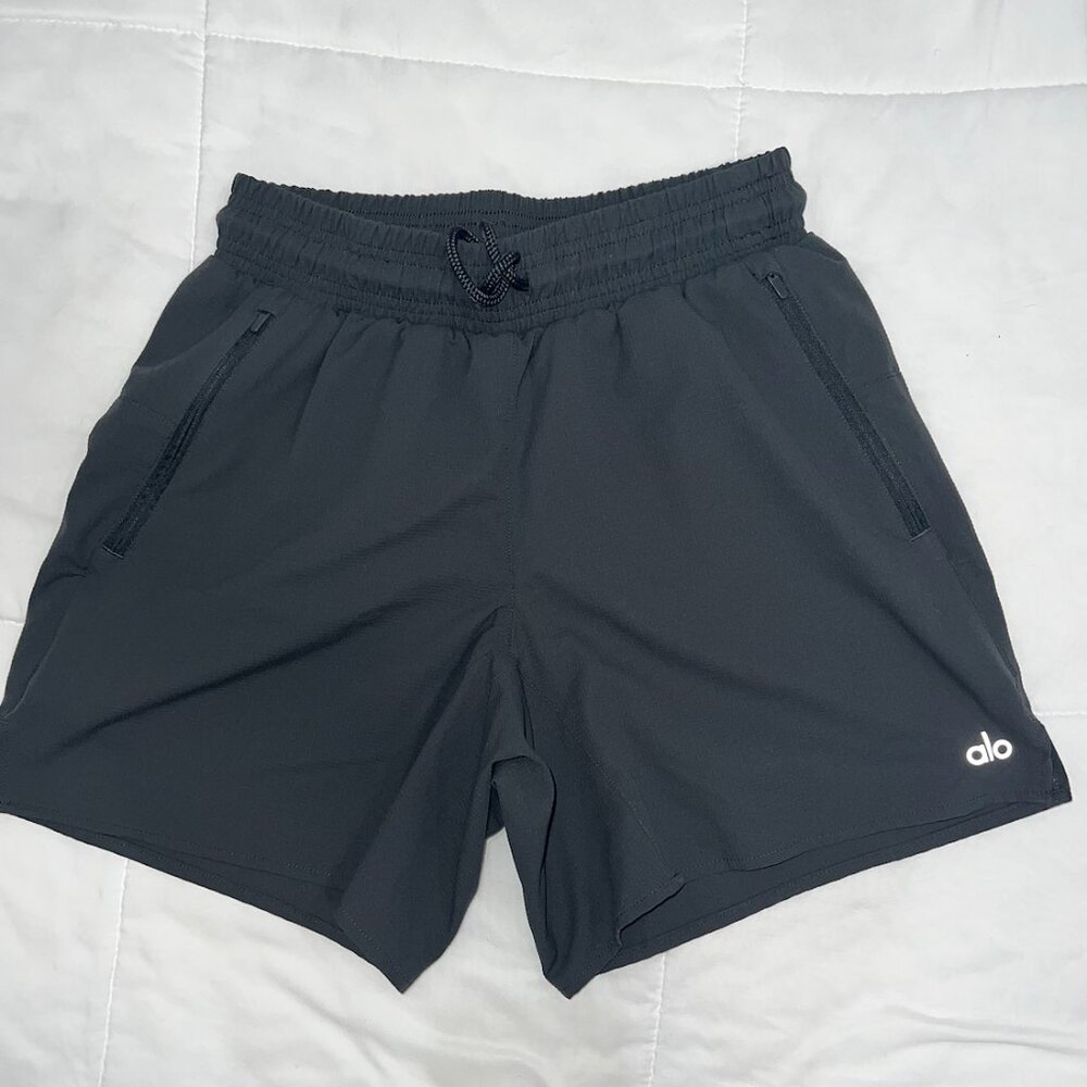 Alo 5' Traction Short in Anthracite